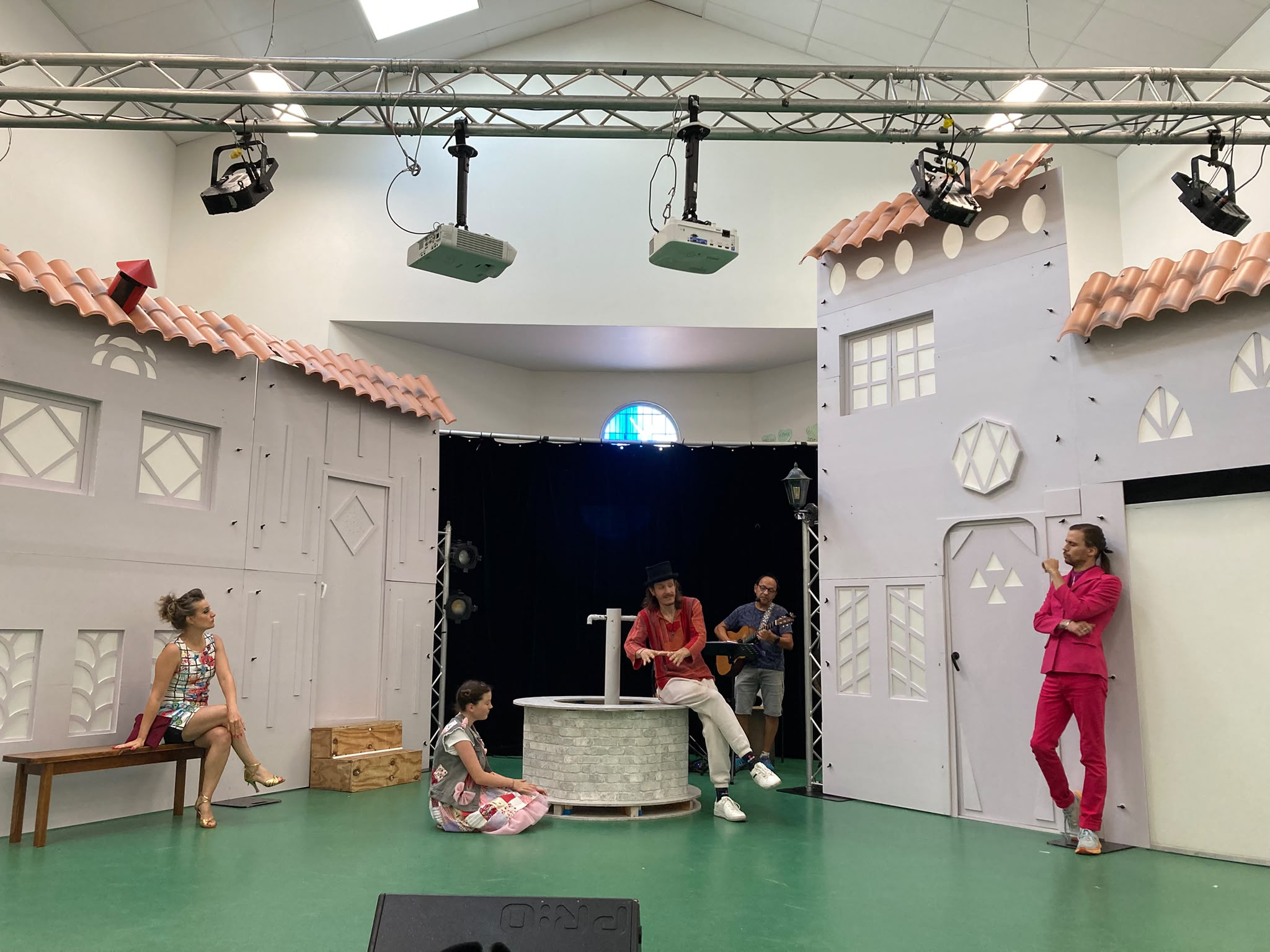 Le décor du village avec les interprètes